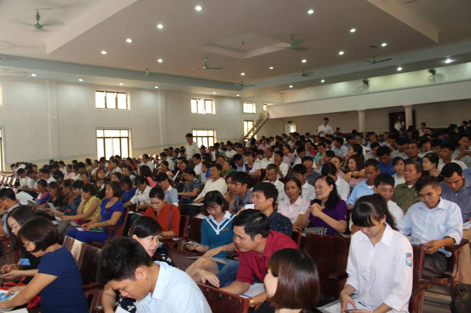 Số lượng bà con huyện Thanh Ba tham gia rất đông